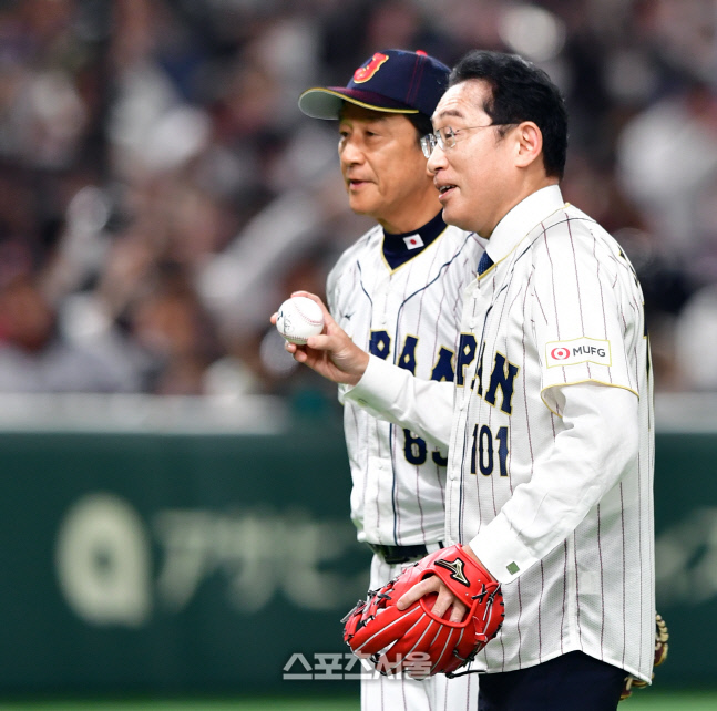한일전 시구 나선 기시다 일본 총리, 쿠리야마 감독 사인볼 선물 [포토]