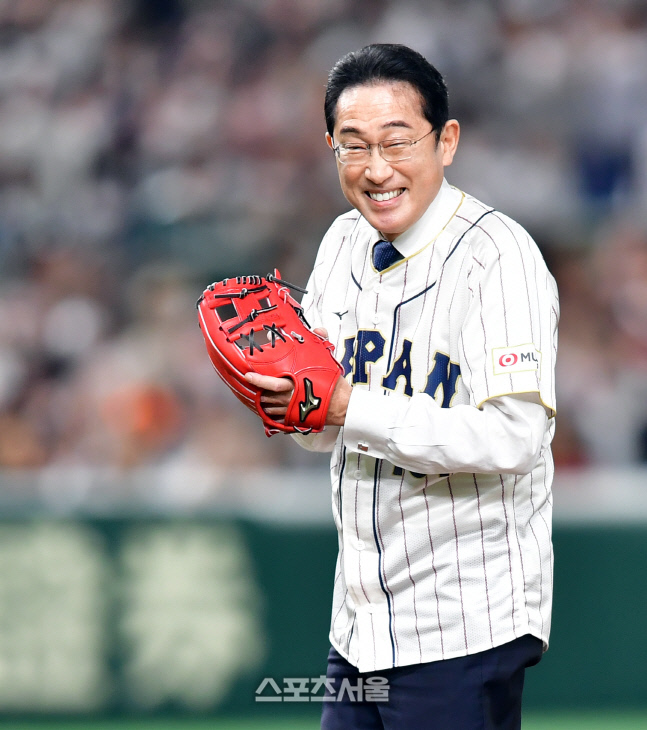 한일전 시구 나선 기시다 일본 총리 [포토]