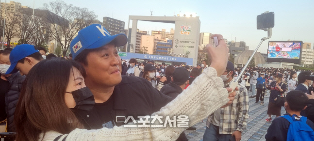 '팬서비스는 확실하게' 한일전 열리는 도쿄돔 찾은 정준하[포토]