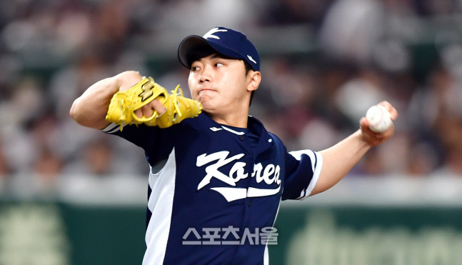 '아쉬움 가득'…김윤식, 국제무대 데뷔전서 볼넷2개+H.P 1개 강판 [WBC 한일전]