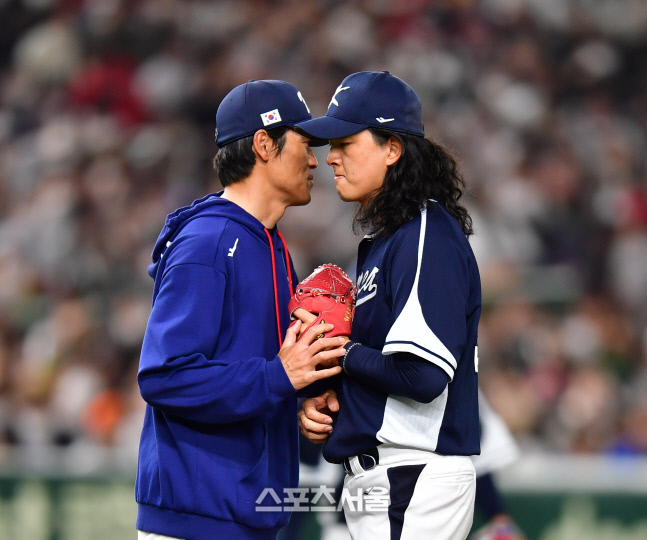 6회말 교체되는 김원중.[포토]