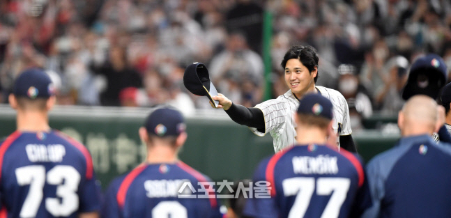 체코 선수들에 모자 벗어 인사하는 오타니[포토]