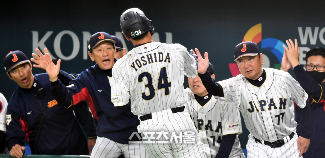 역전3타점 2루타 요시다, 쿠리야마 감독 축하받으며[포토]