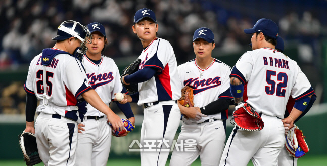 7회초 1사 2,3루 위기맞고 강판되는 소형준[포토]