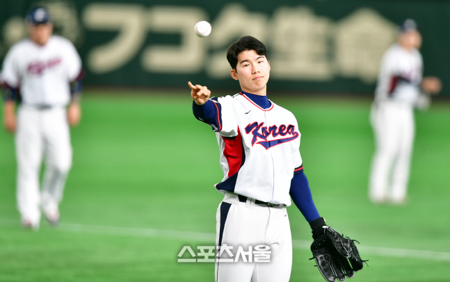 캐치볼로 몸푸는 김혜성[포토]