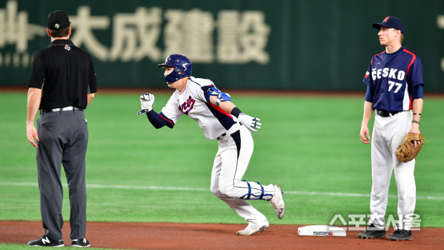 2루타 치고 악송구에 3루까지, 박건우[포토]