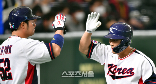 '속죄의 방망이' 김하성, 2회 체코에 솔로 홈런 폭발…국제대회 통산 4홈런[WBC]
