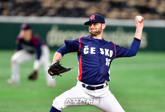 한국전 역투펼치는 바르토[포토]