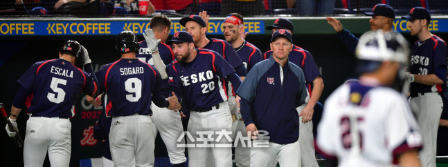 7회초 2득점 자축하는 체코 선수들[포토]