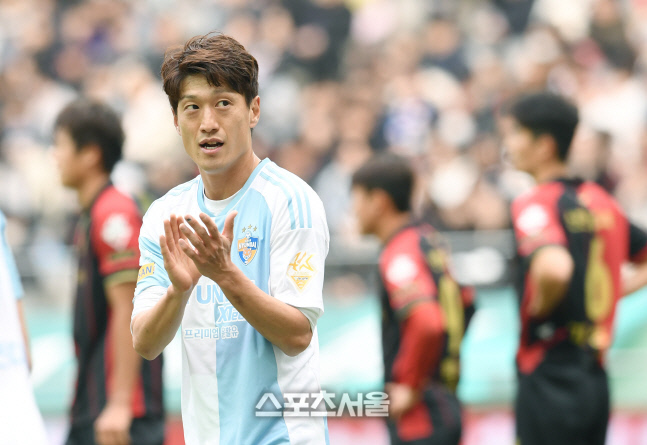 [포토]역전골 이청용, 환호하는 팬들을 향해!