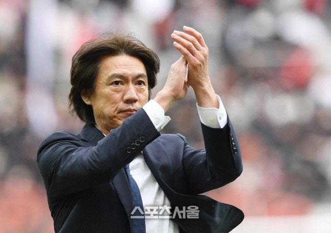 [포토]팬들을 향해 박수를 보내는 울산 홍명보 감독