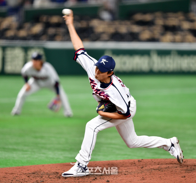 7회초 무사 1,2루 투입된 정철원[포토]