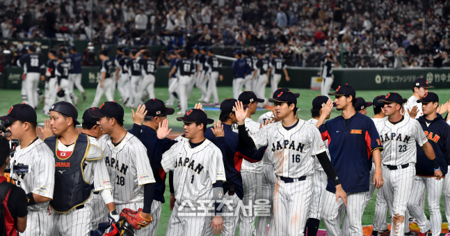 일본에 4-13으로 패한 대한민국 야구, 자축하는 일본[포토]