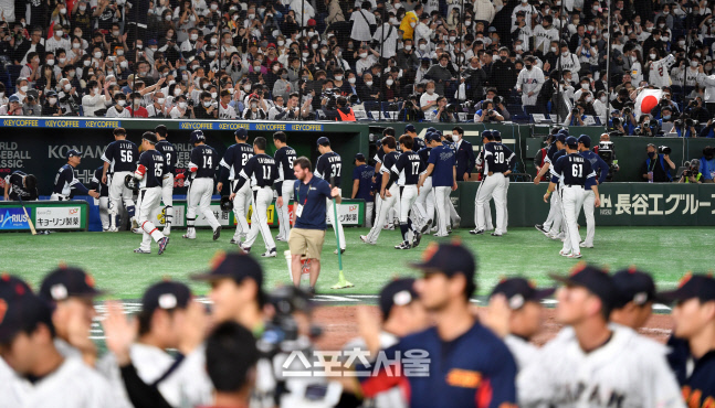일본에 4-13으로 패한 대한민국 야구, 아쉬운 퇴장[포토]