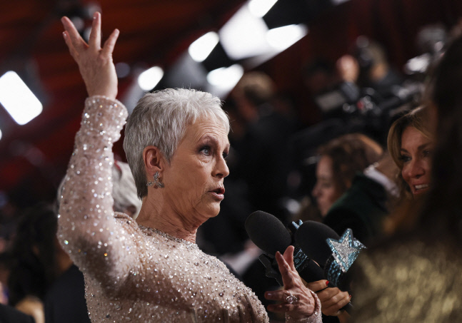 '에에올' 돌풍! 키 호이 콴 이어 제이미 리 커티스까지 남녀조연상 석권