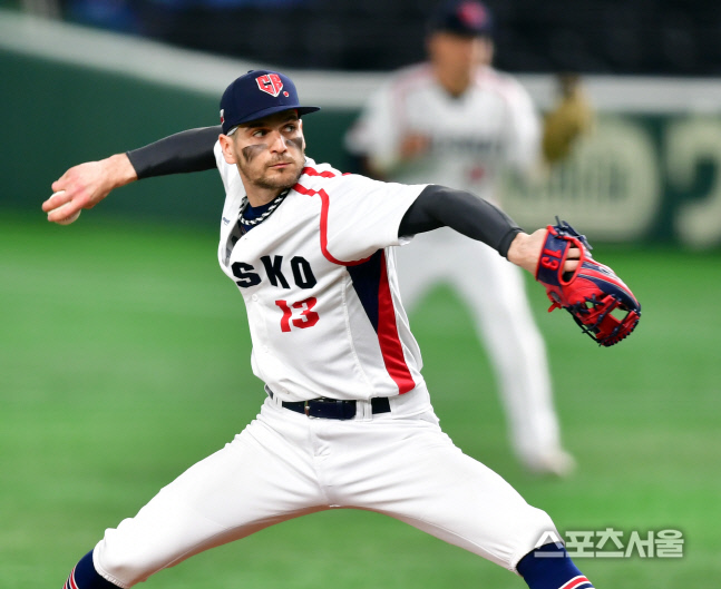 본업 '소방관' 투수의 6.1이닝 1실점 호투…감독은 모자를 벗고 경의를 표했다[WBC]