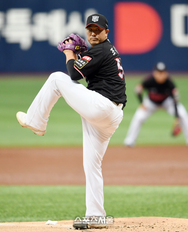 [포토]KT 선발 마운드에 오른 조이현