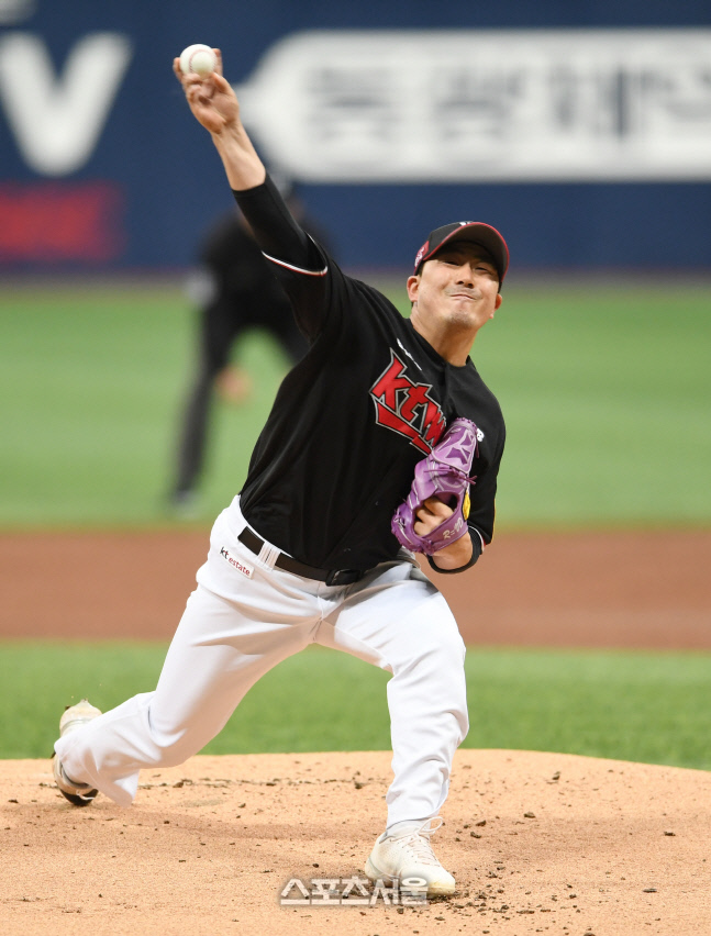 [포토]힘차게 공 뿌리는 KT 선발 조이현