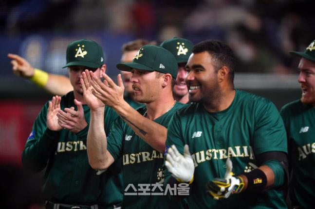 \'8강전 가까워지는 호주\' 홀 축하하는 호주선수들[포토]