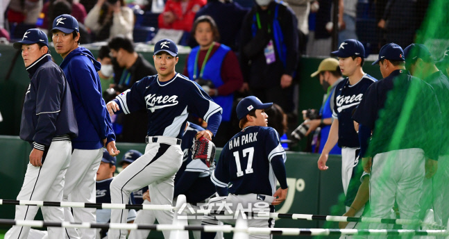 WBC에서의 짧은 여행 마무리하는 야구대표팀[포토]