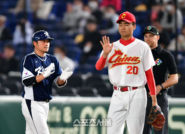 2회에 이어 3회초에도 안타 만들어내는 이지영[포토]