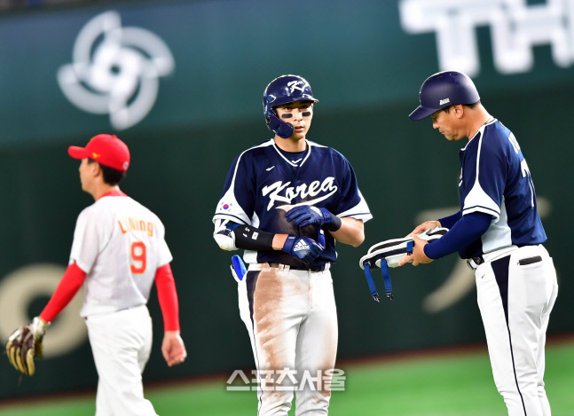 3회초 만루에서 2타점 2루타, 이정후[포토]