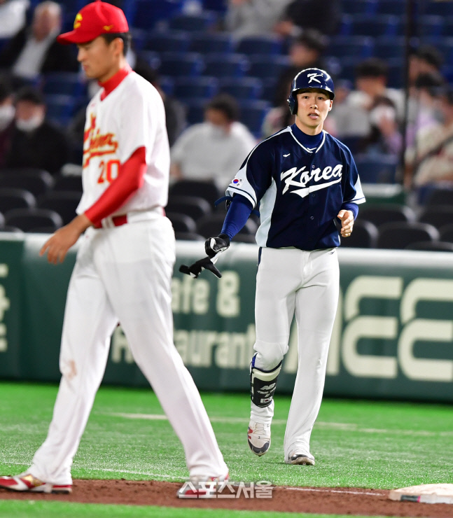 4회초 무사만루 내야안타 김혜성[포토]