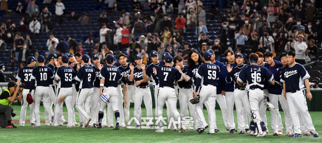 하이파이브 나누며 WBC 여정 마무리하는 대표팀[포토]