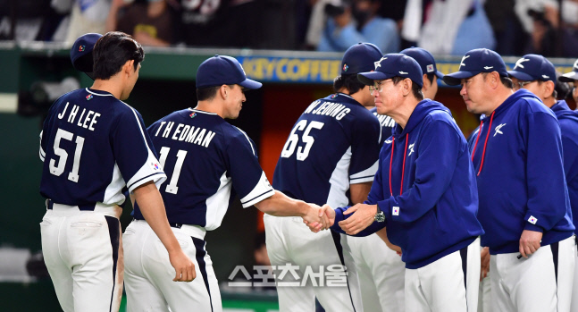 에드먼 손 꼭잡으며 마무리하는 이강철 감독[포토]