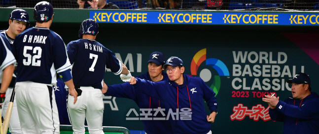 \'이강철 감독 축하\' 그랜드슬램 기록하는 김하성[포토]