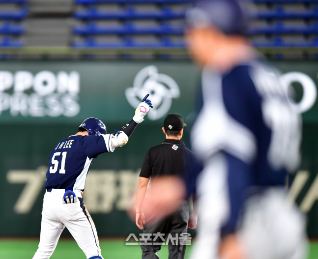 3회초 만루에서 2타점 2루타, 이정후[포토]