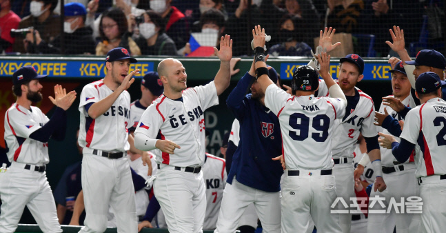 3회말 적시타로 동점득점한 체코[포토]