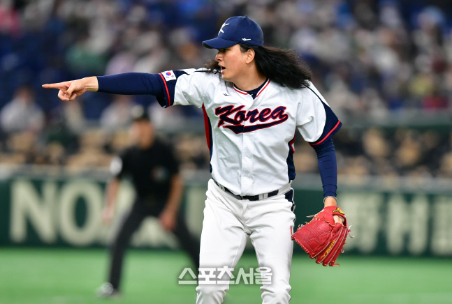 7회초 1사 2,3루 위기에 등판한 김원중[포토]