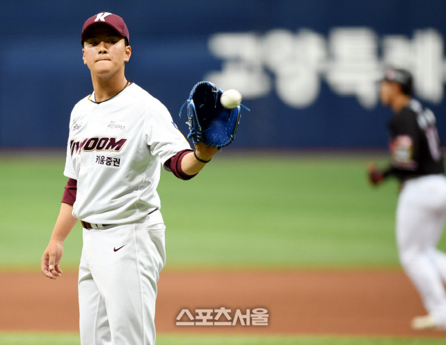 [포토] 키움 김건희 '밀어내기 볼넷을 허용하고 말았어'