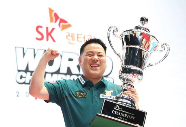 우승 트로피 들고 환호하는 조재호 (2)