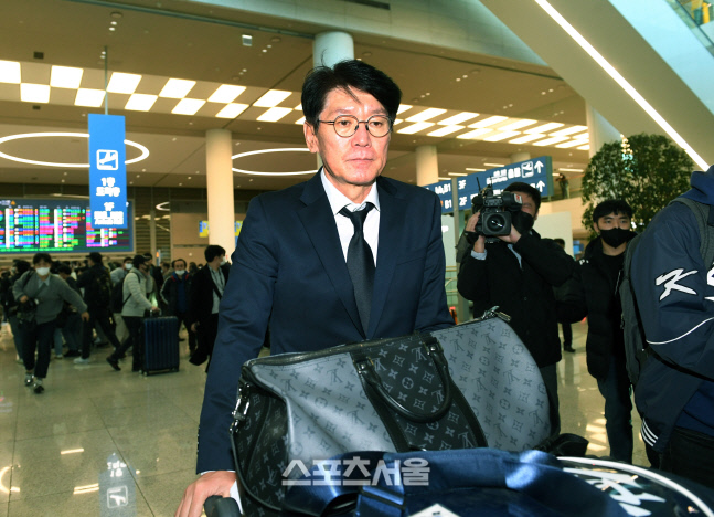 [포토]WBC 1라운드 탈락 후 귀국한 이강철 감독