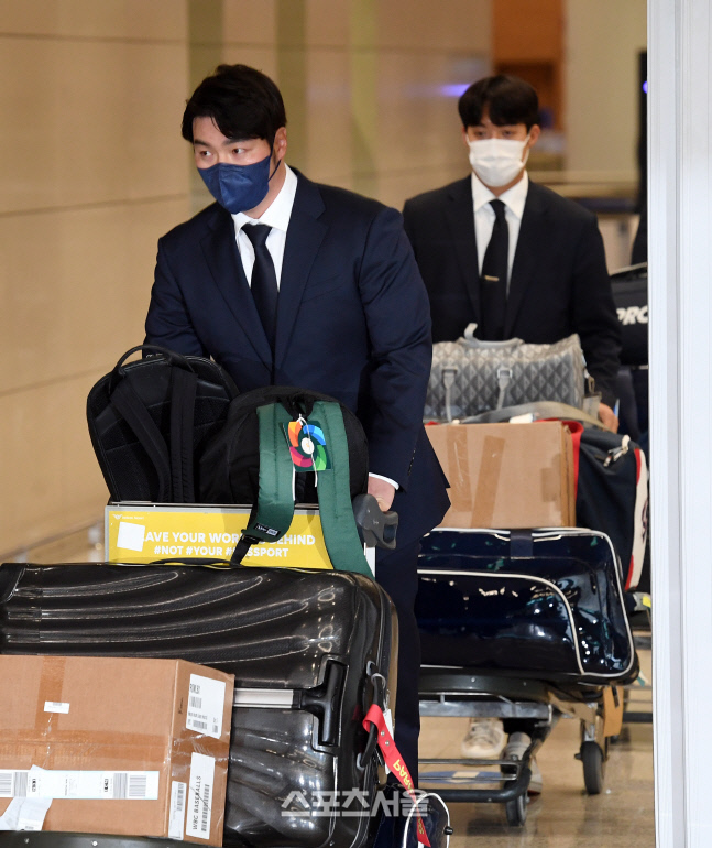 [포토]나란히 귀국하는 박병호와 원태인