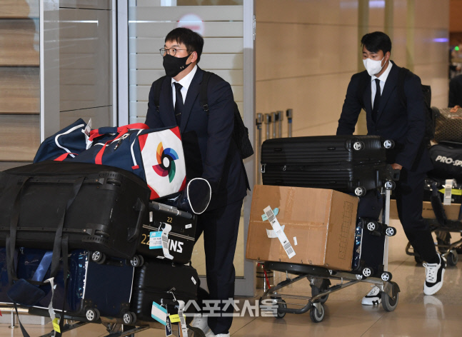 [포토]나란히 귀국하는 김현수와 정우영