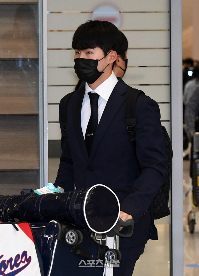 [포토]야구대표팀 김혜성, 아쉬운 귀국길