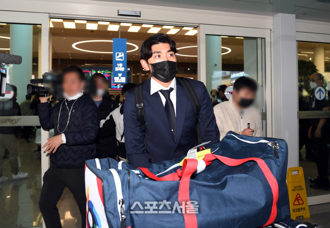 [포토]입국장 빠져나가는 이정후