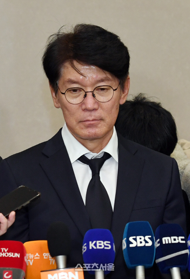 [포토]이강철 감독, \'비난은 저에게...\'