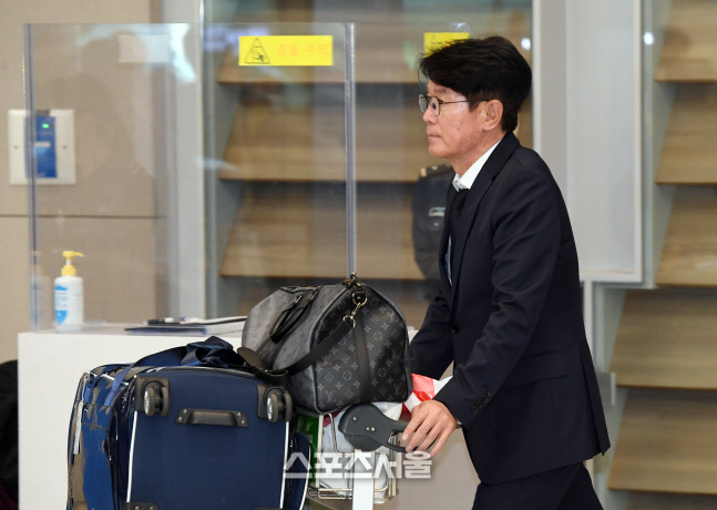 [포토]이강철 감독, 무거운 발걸음으로...