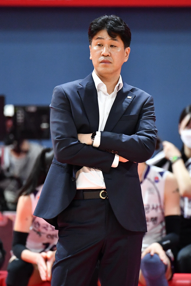 "혼자 아닌 다같이"...첫 봄배구 앞둔 이윤정에게, 김종민 감독이[현장인터뷰]