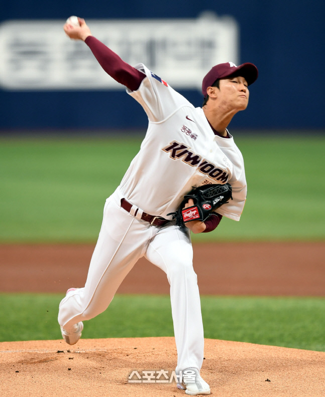 볼 비율 44%-볼넷도 3개...안우진답지 않았지만, 157km 앞세워 3이닝 무실점 [SS고척in]
