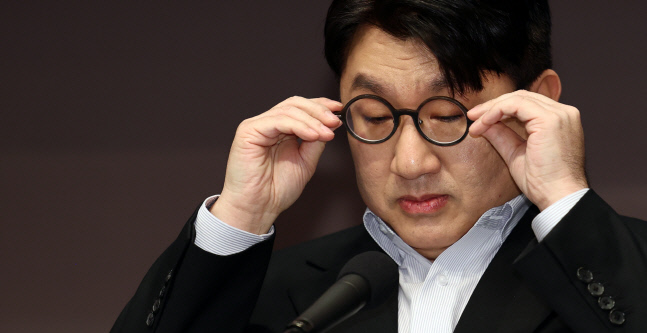 안경 고쳐 쓰는 방시혁 하이브 의장