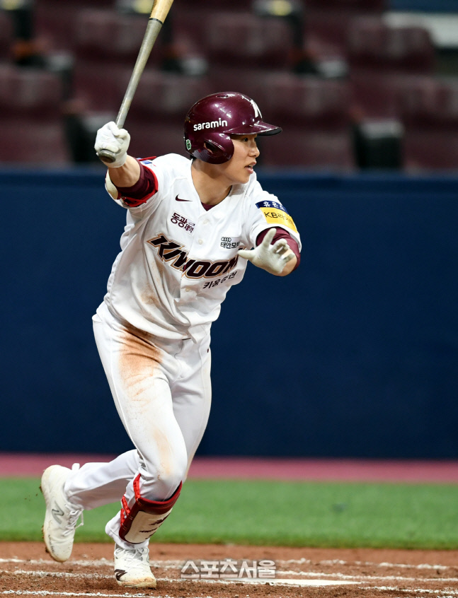 [포토] 김혜성 '수비수 정면으로 가고 말았어'