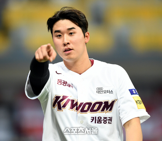 [포토] 장재영 '모자랑 글러브 좀...'