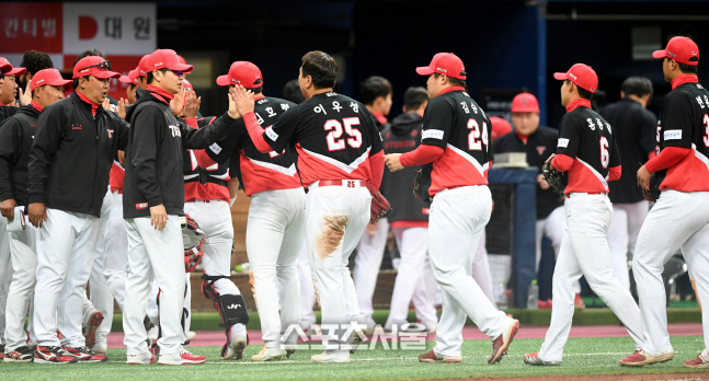 [포토] 김종국 감독 '수고했어'