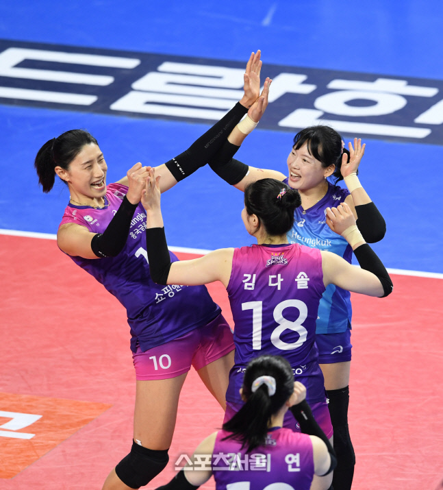 [포토]정규리그 우승의 기쁨을 나누는 흥국생명 김연경