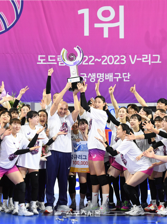 [포토]아본단자 감독-김연경, 함께 우승 트로피를!